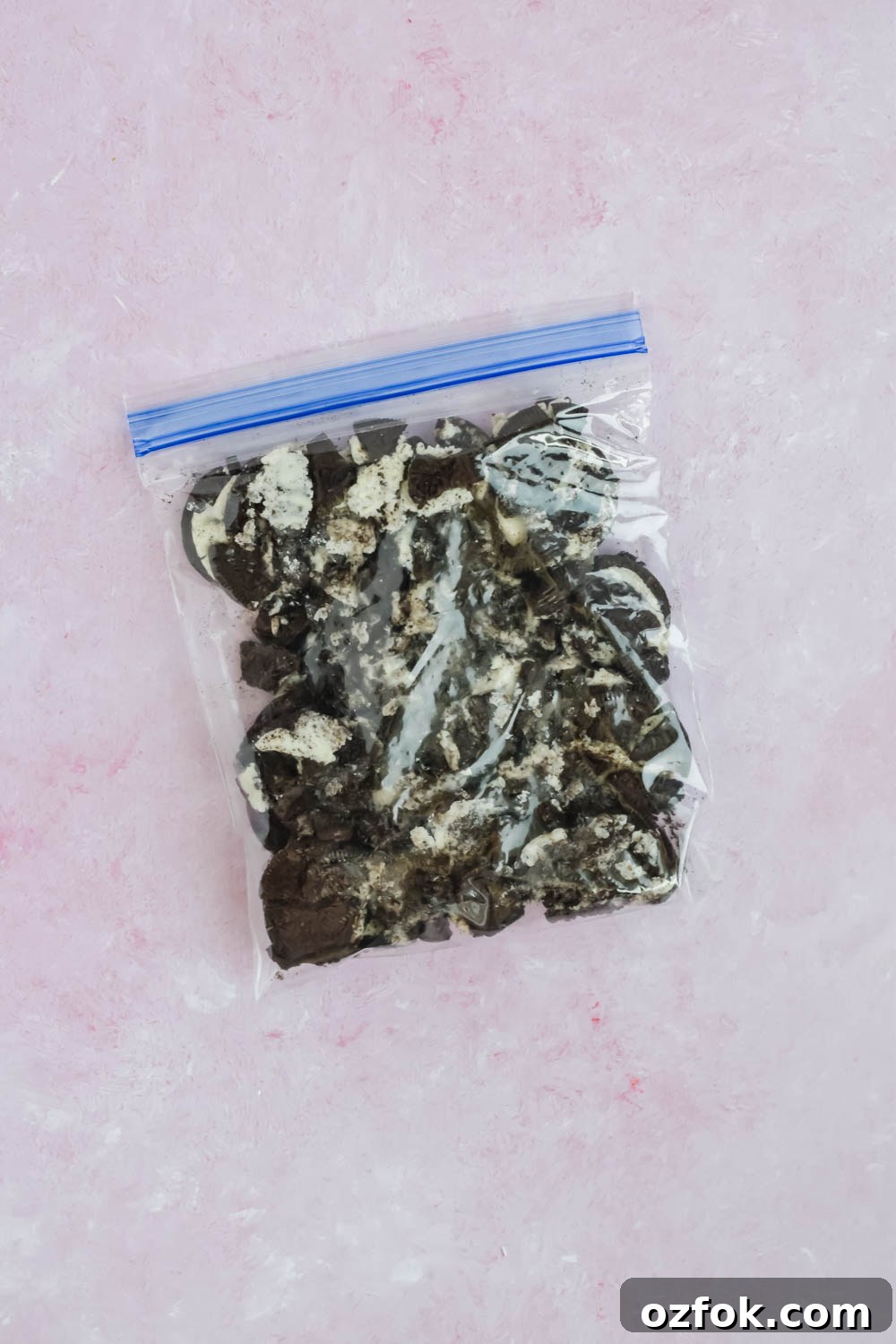 Oreo Muddy Buddies (Oreo Puppy Chow) — No-Bake Chocolate Snack 5 mixing chex and chocolate in bag