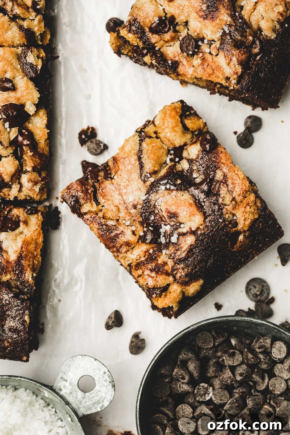How to Make Brookies: Fudgy Brownie + Chewy Cookie Recipe 2 Brookies coupés sur une table