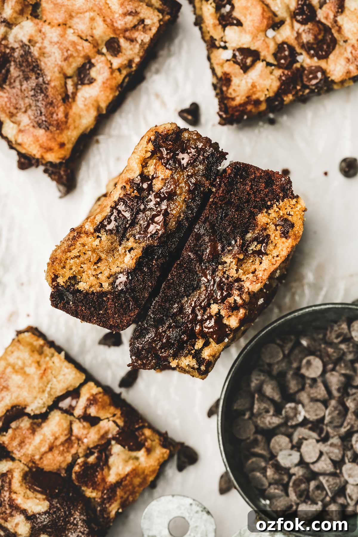 How to Make Brookies: Fudgy Brownie + Chewy Cookie Recipe 13 Brookies sur une table avec des pépites de chocolat