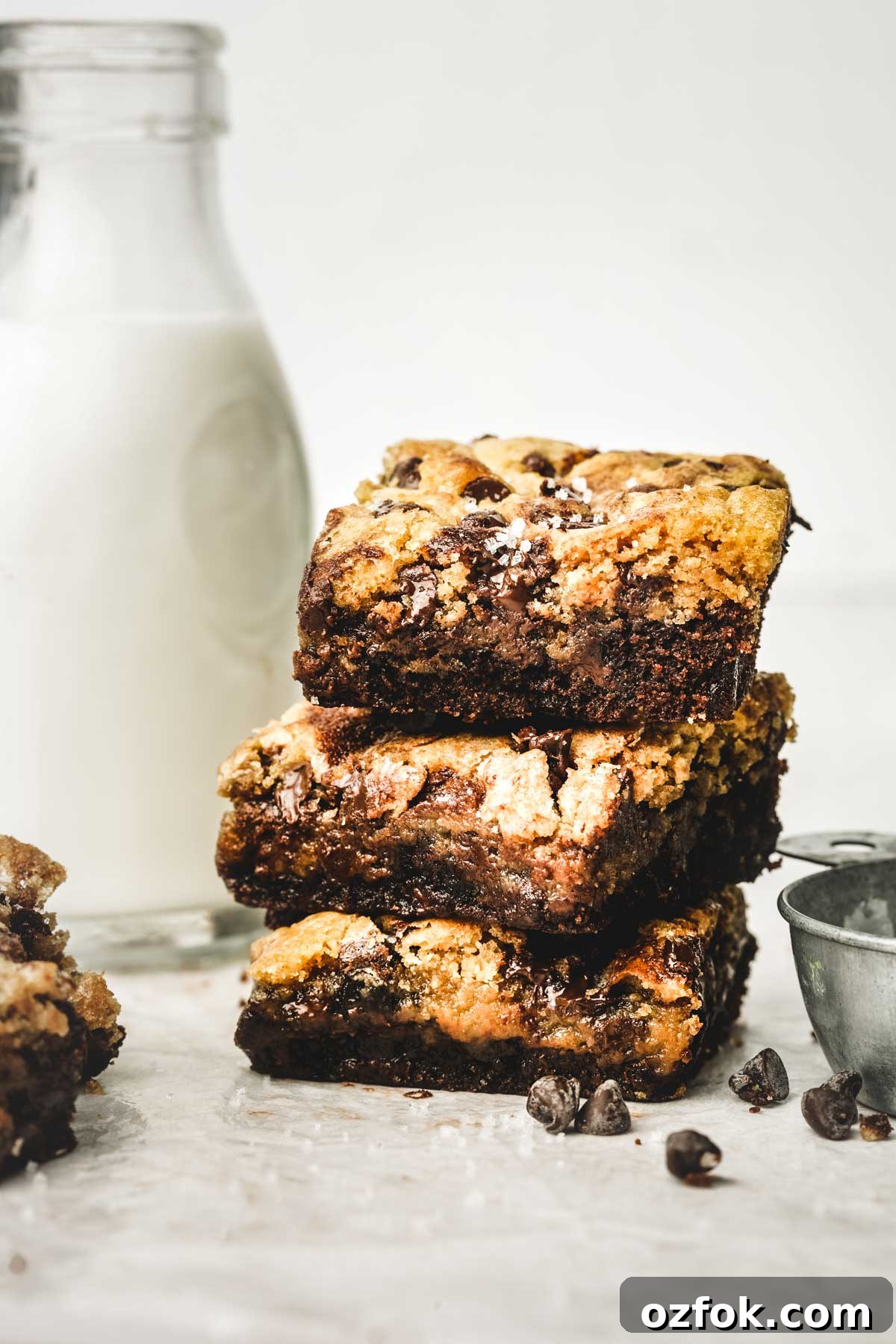 How to Make Brookies: Fudgy Brownie + Chewy Cookie Recipe 4 Morceaux de brookies sur une table