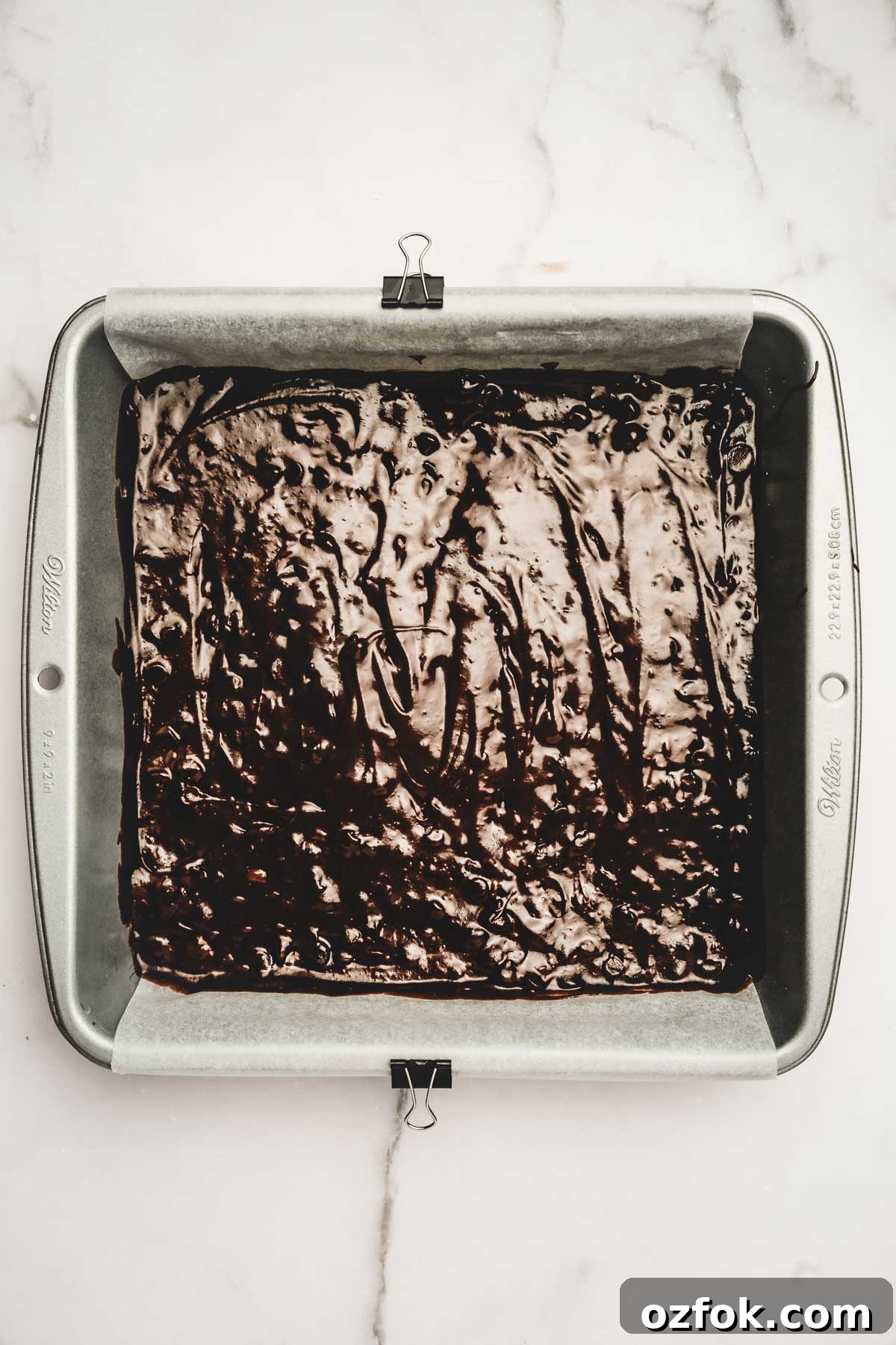 How to Make Brookies: Fudgy Brownie + Chewy Cookie Recipe 7 Moule carré avec pâte à brownies