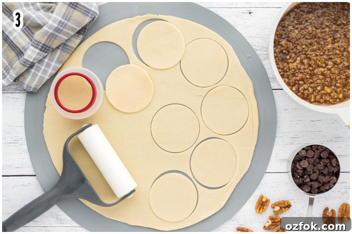 Pecan Pie Cookie Recipe: Chewy Cookies with Cinnamon Glaze 9 Pecan pie crust rolled out and cut into circles.